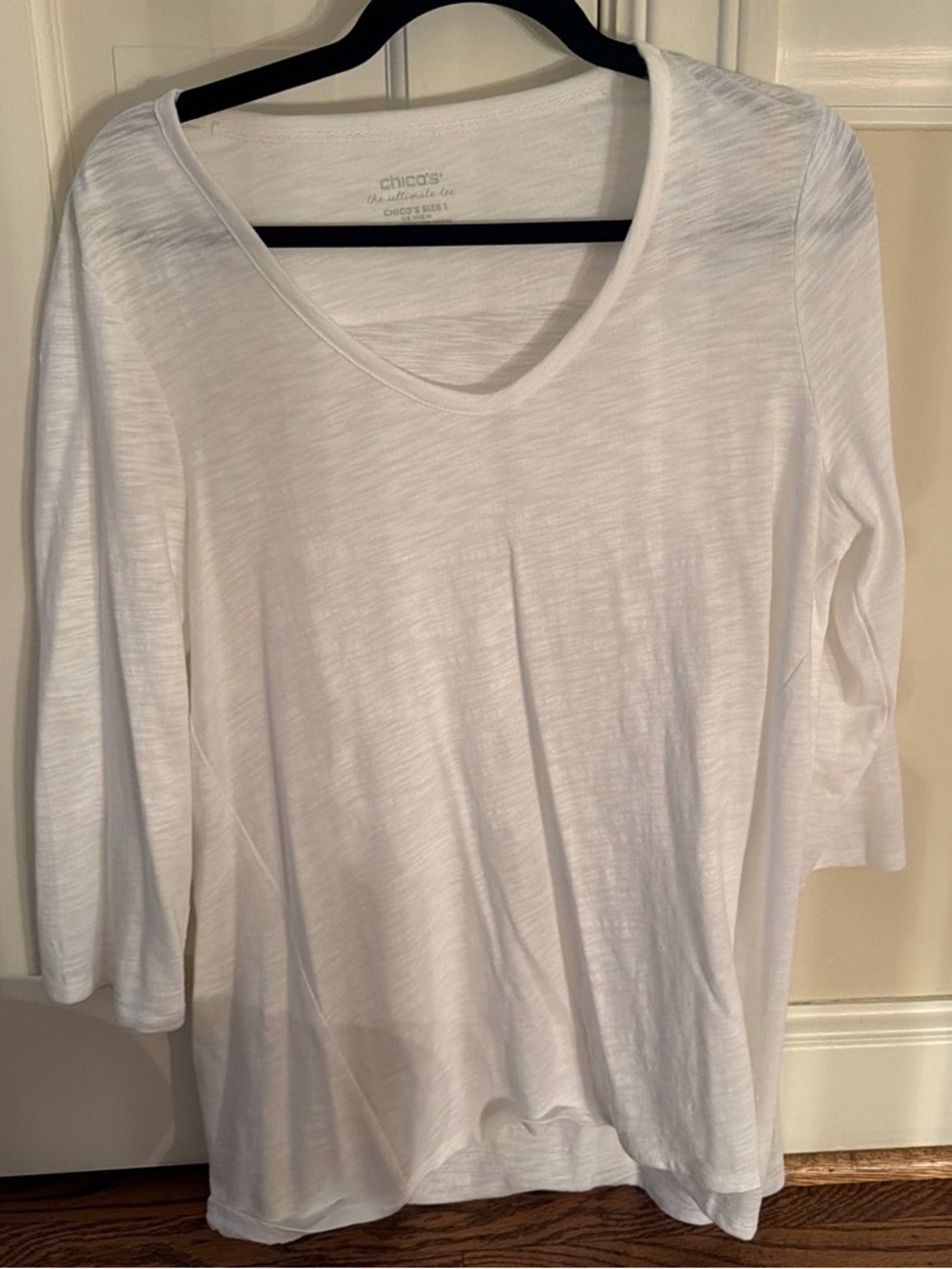 Chico's White V-Neck Long Sleeve Lightweight Tee